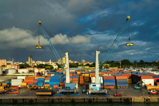 belle vue sur le port de conakry en guinée - guinée photos et images de collection