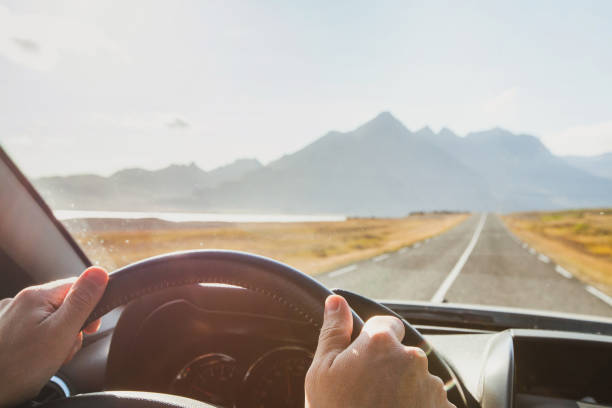 podróż samochodem, podróż samochodem, podróż samochodem, ręce od kierowcy na kierownicy - car view zdjęcia i obrazy z banku zdjęć