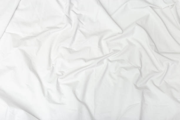 drap blanc froissé.  fond textile. texture de tissu. drap de coton naturel - crumpled sheet photos et images de collection