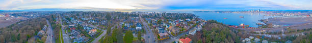 west seattle 360 zobacz sąsiedztwo społeczność drone aerial zachód słońca panorama alki plaża elliott bay downtown - alki beach zdjęcia i obrazy z banku zdjęć