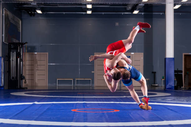 두 명의 젊은 스포츠 선수들 - wrestling mat 뉴스 사진 이미지