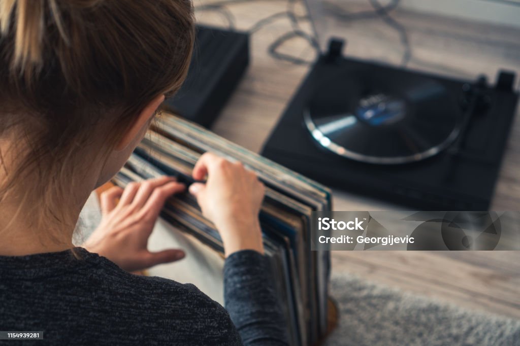 Vinyl-Schallplatten spielen - Lizenzfrei Frauen Stock-Foto