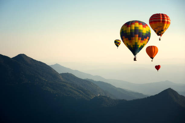 heißluftballons mit landberg. - hill dusk sunset heat haze stock-fotos und bilder