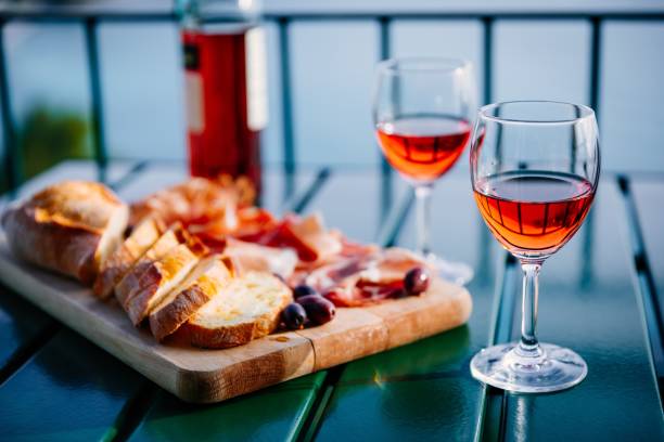 dwa kieliszki wina i włoskie przekąski z niesamowitym widokiem o zachodzie słońca we włoszech. - appetizer bruschetta meal lunch zdjęcia i obrazy z banku zdjęć