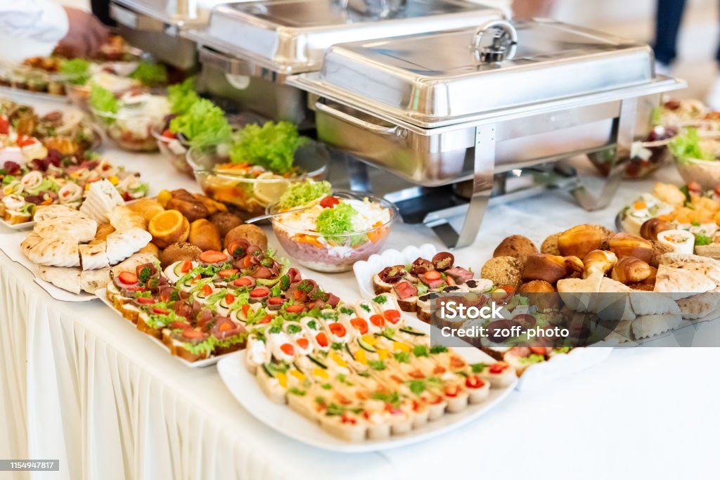 Frische mediterrane Kanapfe mit frischen Gemüsesalaten und Backwaren. - Lizenzfrei Gastronomieberuf Stock-Foto