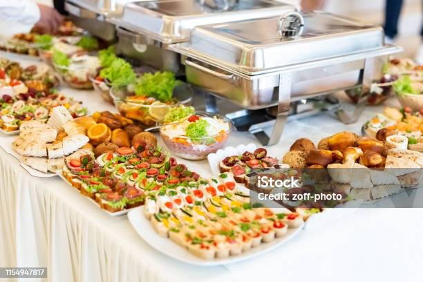 Frische Mediterrane Kanapfe Mit Frischen Gemüsesalaten Und Backwaren Stockfoto und mehr Bilder von Gastronomieberuf