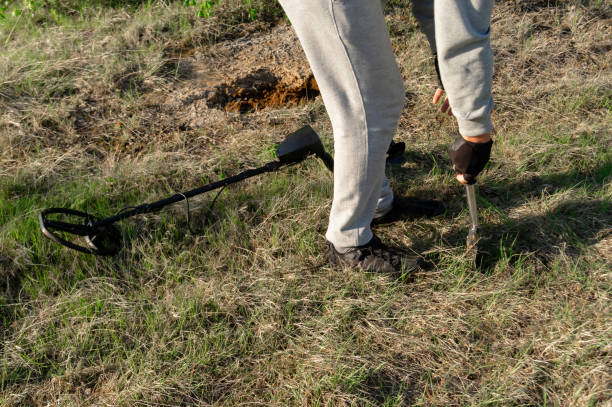 istock Man with Metal detector looking for a treasure 1154949304
