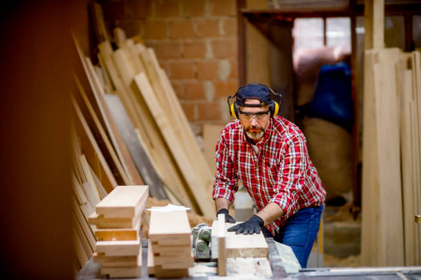 istock Craftsman working at electric saw 1154955168