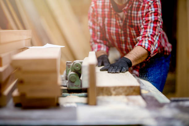 istock Craftsman working at electric saw 1154956572