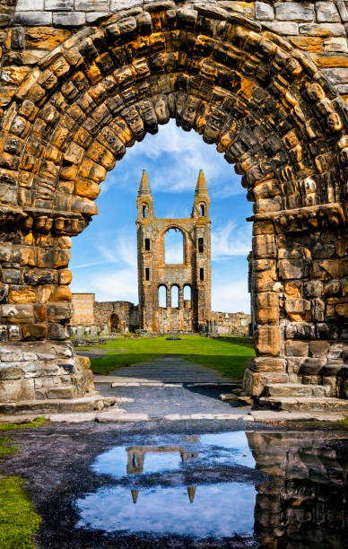 st. andrews abbey archway, st. andrews ecosse, royaume-uni - glasgow tower photos et images de collection