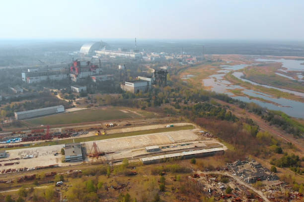 centrale nucléaire de tchernobyl, ukrine. vue aérienne - 1986 photos et images de collection