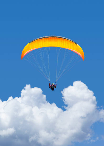 gleitschirm fliegt fallschirm in den wolken - paragliding sport austria parachuting stock-fotos und bilder