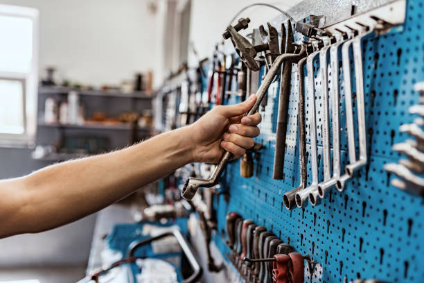 lavorare nel servizio auto - attrezzo manuale foto e immagini stock