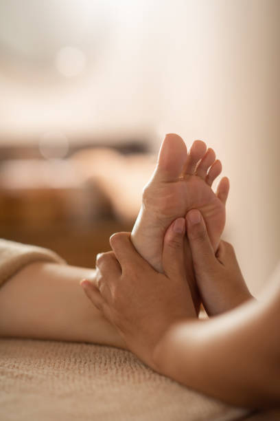 fußmassage im spa-salon. - foot massage stock-fotos und bilder