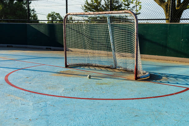 la patinoire montrant les effets du temps et de la météo - hockey sur patins photos et images de collection