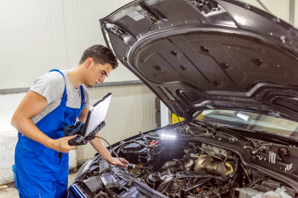 im autoservice - diagnosehilfe stock-fotos und bilder