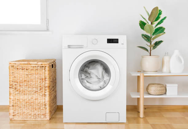lavadora con ropa en el moderno baño interior - chores wood wet indoors fotografías e imágenes de stock