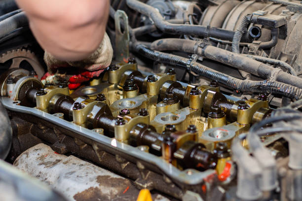 Disassembled the internal combustion engine, the hand of the repairman cleans the cylinder head Disassembled the internal combustion engine, the hand of the repairman cleans the cylinder head, gasket replacement gasket stock pictures, royalty-free photos & images