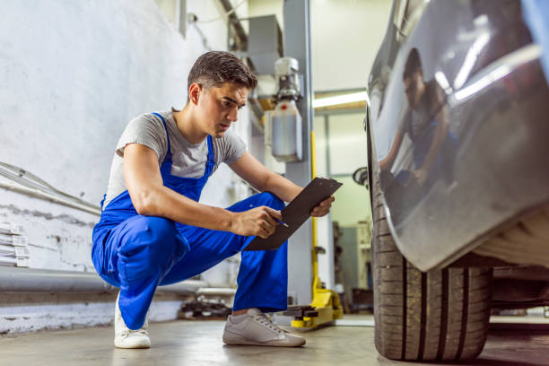 istock Mechanic adjusting the tire wheel 1154973234