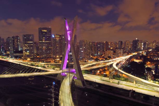 vista aérea da noite da ponte de estaiada. são paulo, brasil. centro de negócios. centro financeiro. grande paisagem. - cristian - fotografias e filmes do acervo