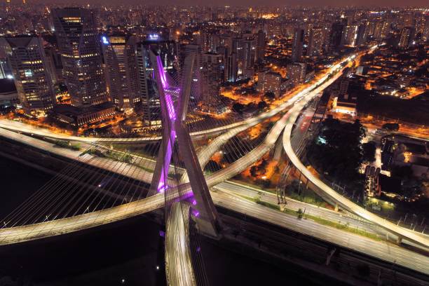 la vue aérienne de la nuit du pont estaiada. são paulo, brésil. centre d’affaires. centre financier. grand paysage. - color image built structure town cityscape photos et images de collection