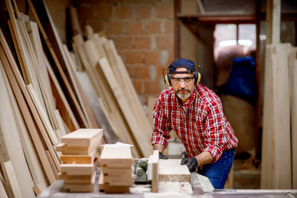 istock Craftsman working at electric saw 1154975704
