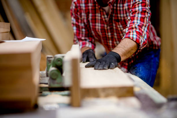 istock Craftsman working at electric saw 1154978388