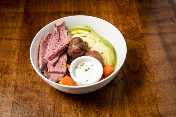 istock Irish restaurant food corned beef and cabbage 1154978402