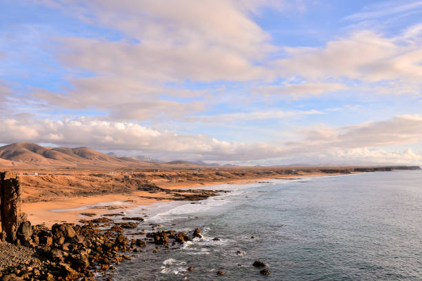 paysage dans les îles tropicales volcaniques canaries espagne - cotillo fuerteventura spain tourism photos et images de collection