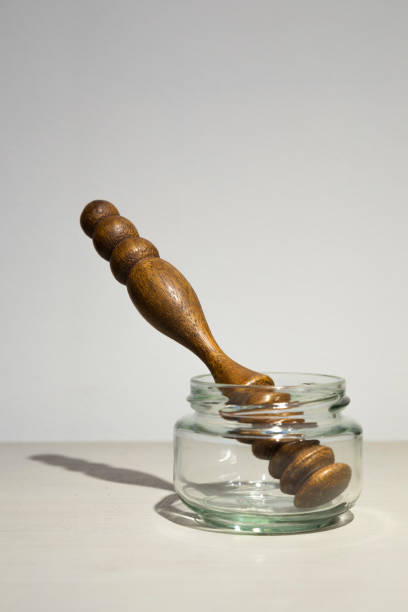 machacador papas de madera en un frasco de vidrio - mortar and pestle wood healthcare and medicine jar fotografías e imágenes de stock