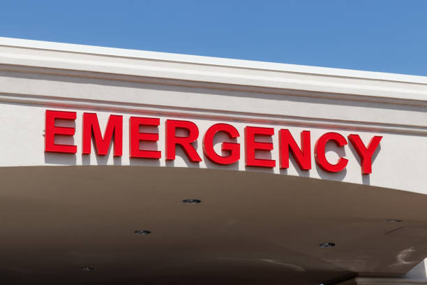 segnale d'ingresso di emergenza rosso per un ospedale locale - emergency room accident hospital emergency sign foto e immagini stock