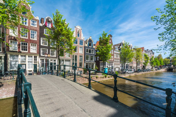 canal de água da cena da cidade de amsterdão - amstel river amsterdam architecture bridge - fotografias e filmes do acervo