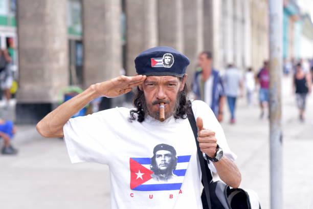 ret strøm forråde Cuban Man Wearing Che Guevara Tshirt Stock Photo - Download Image Now - Che  Guevara, Cuban Culture, Cigar - iStock