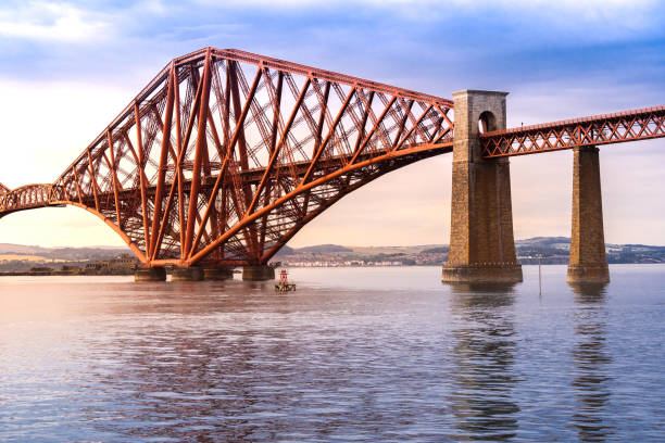 the forth bridge edinburgh - firth of forth rail bridge bridge edinburgh europe imagens e fotografias de stock