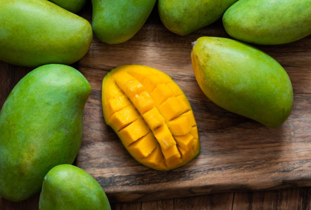 green mango - smooth part of colors yellow imagens e fotografias de stock