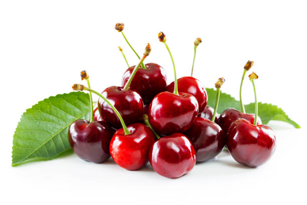 skupina zralých třešní s listy - třešně bobulové ovoce fotky - stock snímky, obrázky a fotky