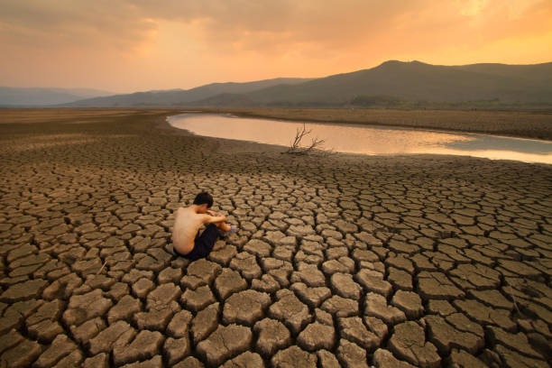 koncepcja kryzysu wodnego i zmiany klimatu - scarcity water people land zdjęcia i obrazy z banku zdjęć