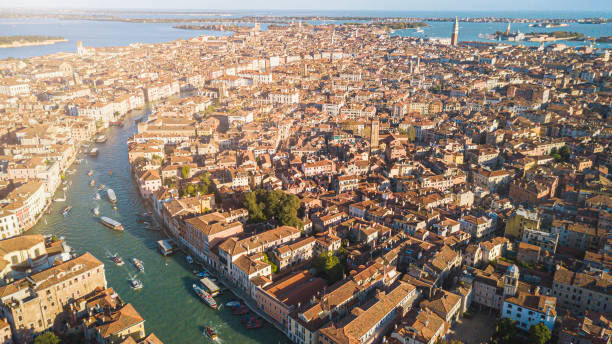 drone aerial widok kultowego i unikalnego kanału grande przekraczania miasta wenecji ze starą architekturą tradycji widziana z powyższej wysokości - venice italy famous place dusk no people zdjęcia i obrazy z banku zdjęć