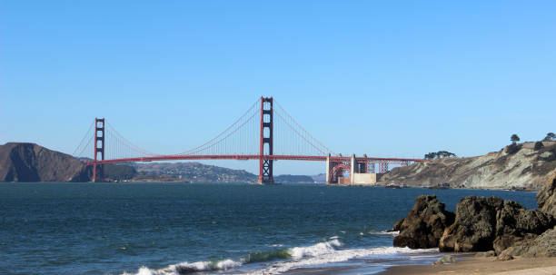 the golden gate bridge, california, estados unidos da américa. vista da ponte da praia do padeiro. - baker california - fotografias e filmes do acervo