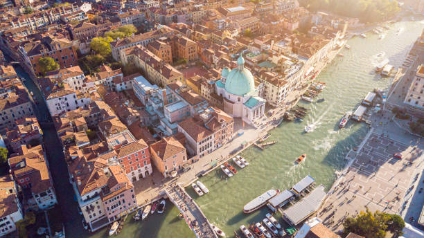 drone aerial widok kultowego i unikalnego kanału grande przekraczania miasta wenecji ze starą architekturą tradycji widziana z powyższej wysokości - venice italy canal grand canal italy zdjęcia i obrazy z banku zdjęć