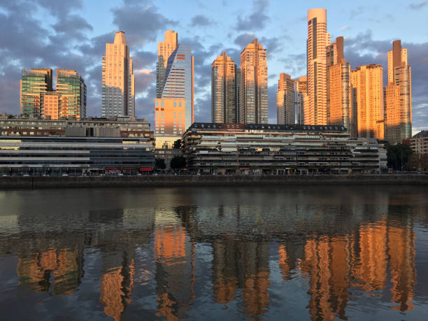 puerto madero at sunset - puerto de sol imagens e fotografias de stock