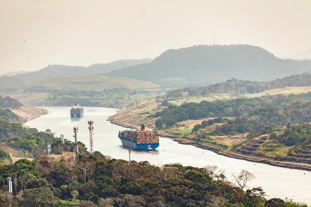 canal de panamá con enormes barcos de carga, panamá, latinoamérica - panama canal panama canal lock panama city fotografías e imágenes de stock