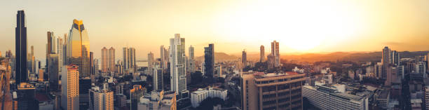 skyline do panorama da cidade de panamá no por do sol, panamá - urban scene aerial view building feature clear sky - fotografias e filmes do acervo