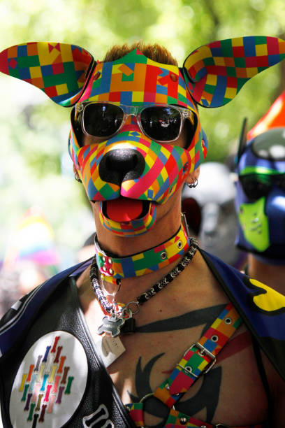 2019 parada do orgulho de philly - fetish mask - fotografias e filmes do acervo