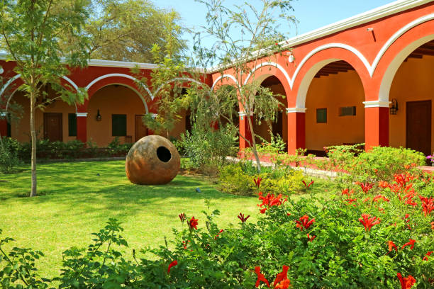 peruwiański ogród wewnątrz piękny czerwony i biały korytarz vintage architektura, huacachina oasis town, peru - ice zdjęcia i obrazy z banku zdjęć