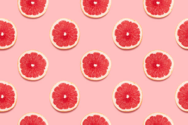 핑크 배경 최소 여름 개념에 자 몽 슬라이스 열 대 완벽 한 패턴입니다. - grapefruit fruit freshness pink 뉴스 사진 이미지