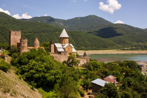 berühmte georgianische besichtigung ananuri schloss georgien - feudalism stock-fotos und bilder