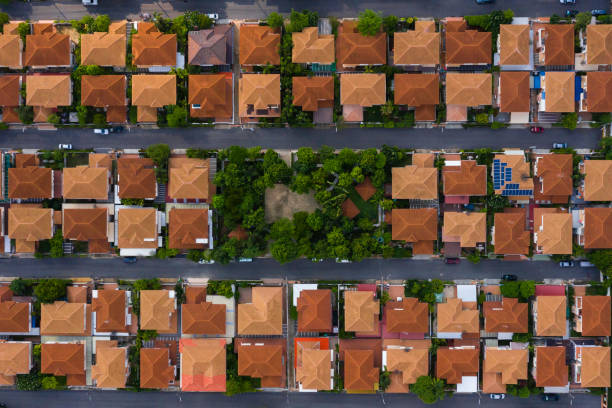 vista aerea di immobili di casa per residenziale - housing development organized group house real estate foto e immagini stock