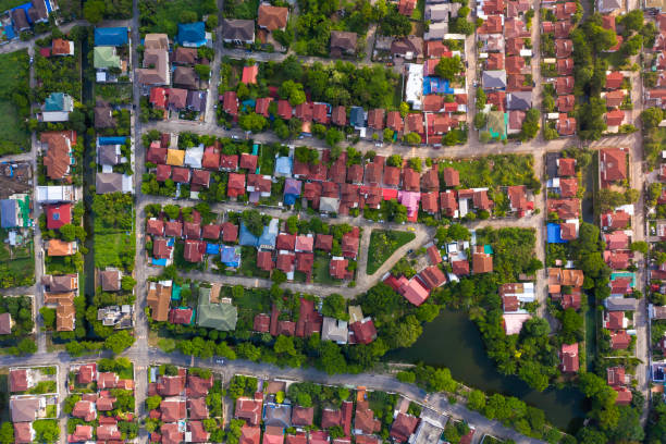 vista aerea di immobili di casa per residenziale - housing development organized group house real estate foto e immagini stock