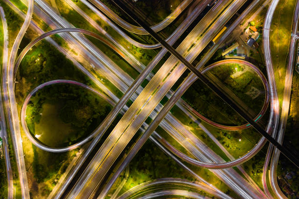 vista aérea de la autopista en hora punta por la noche con la ruta del coche y el tráfico. vista desde el dron - london england business built structure city fotografías e imágenes de stock